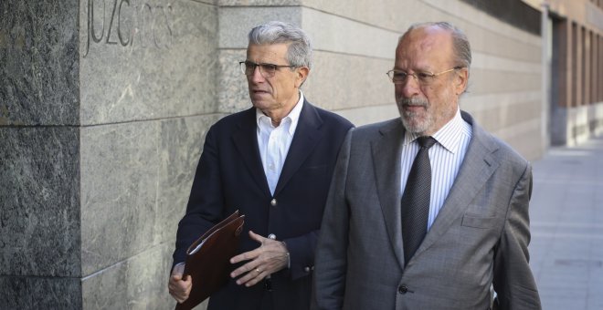El exalcalde de Valladolid, Javier León de la Riva, acompañado de su abogado, en una de sus comparecencias en el juzgado por el caso de los avales para el soterramiento de las vías del AVE. EFE