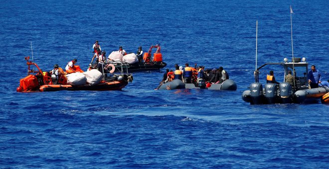 Personal de la ONG SOS Mediterranee rescatan una embarcación con varias personas de origen subsahariano que partieron desde Libia, en el Mediterráneo Central.- REUTERS