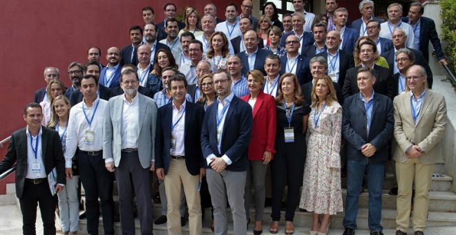 foto de familia de Rajoy con los presidentes provinciales del PP en Palma de Mallorca. EFE