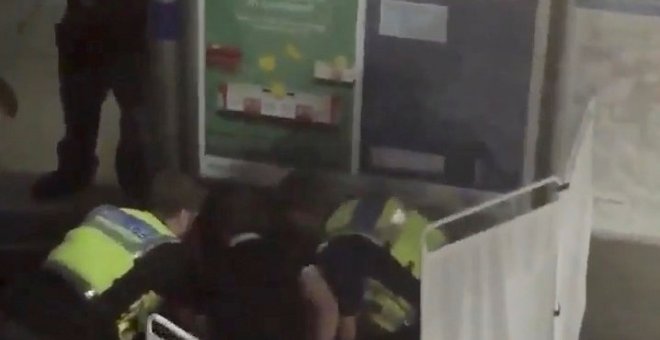 Una imagen de un vídeo con los servicios sanitarios atendiendo a uno de los heridos en Londres. /REUTERS