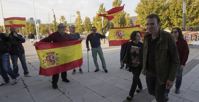 Pablo Muñoz, de Zaragoza en Común, a su llegada al pabellón Siglo XXI de Zaragoza, ha sido increpado por un grupo de personas, con banderas españolas pancartas. EFE/Toni Galán