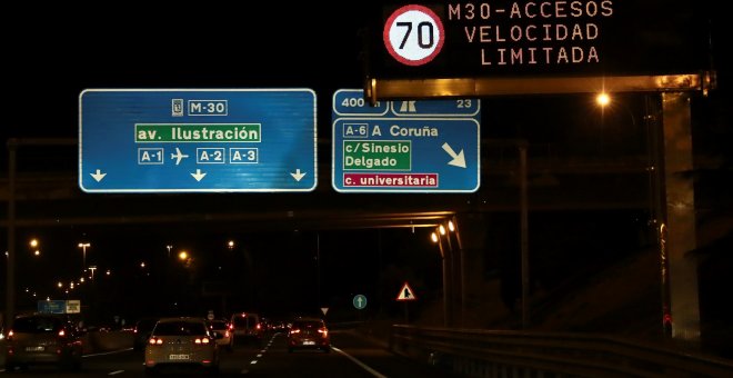 El Ayuntamiento de Madrid ha activado esta noche las restricciones al tráfico establecidas en el protocolo contra la contaminación aprobado en enero de 2016 / EFE -  Mariscal