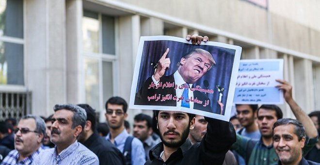 Estudiantes iraníes sostienen una foto de Trump durante una protesta contra el presidente de EEUU en Teherán. /REUTERS
