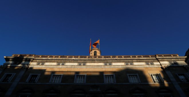 La bandera española y la senyera en lo alto del Palau de la Generalitat, en Barcelona. REUTERS/Yves Herman