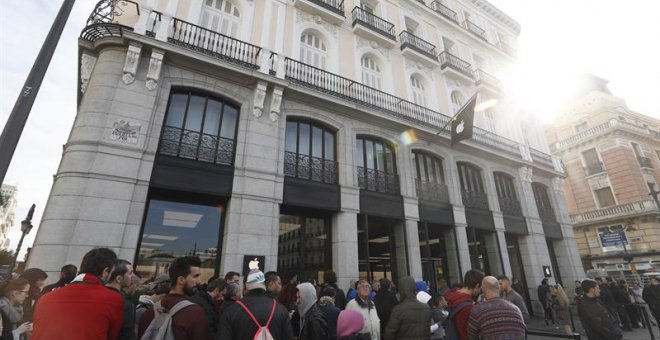 Colas multitudinarias en la Puerta del Sol de Madrid para hacerse con el nuevo Iphone X.EFE/Javier Lizón