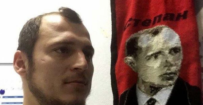 Román Zozulya, posando junto a un estandarte con la imagen de Stepán Bandera