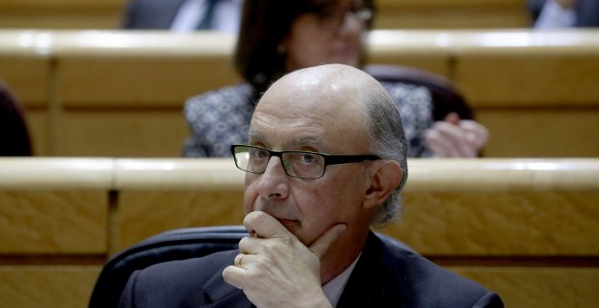 El ministro de Hacienda, Cristóbal Montoro, en el pleno en el Senado. EFE/Kiko Huesca