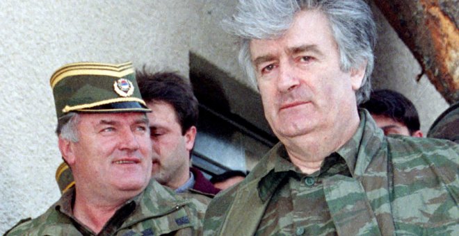 Mladic (i.), junto a Karadzic (d.), durante la guerra de Bosnia en 1995. REUTERS/Ranko Cukovic
