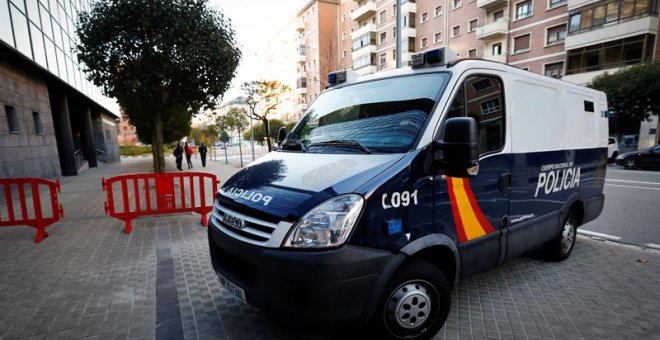 Llegada al Palacio de Justicia de Navarra del furgón de la Policía donde se encuentran los cinco sevillanos, acusados de violar a una joven de 18 años en los sanfermines del 2016 | EFE/ Villar López
