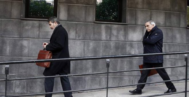 Los abogados de la joven madrileña que denunció haber sufrido una violación grupal en los sanfermines del 2016, Carlos Bacaicoa (d), y Miguel Ángel Morán (i), abandonan el Palacio de Justicia de Navarra. | JESÚS DIGES (EFE)