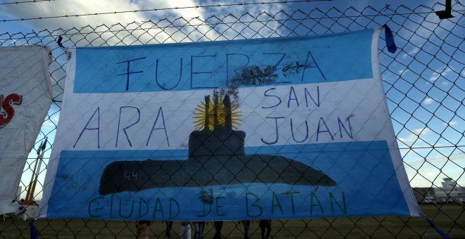 Una bandera argentina con una silueta de un submarino en apoyo de la tripulación del submarino 'San Juan' y de sus familiares en la base naval de Mar del Plata. REUTERS/Marcos Brindicci