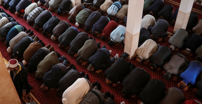 Un grupo de personas musulmanas rezan en una mezquita.REUTERS/Archivo