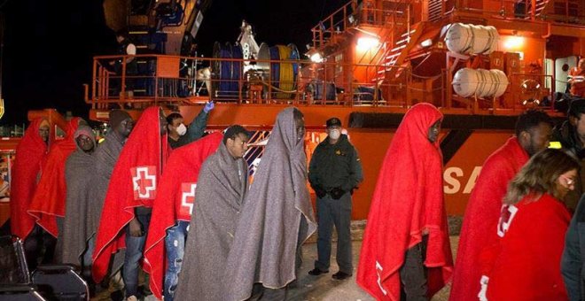 Un grupo de inmigrantes son atendidos por miembros de la Cruz Roja en el puerto de Motril. | MIQUEL PAQUET (EFE)