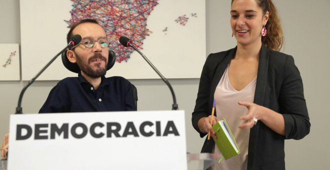 El secretario de organización de Podemos, Pablo Echenique, y Noelia Vera, durante la rueda de prensa que ofrecieron tras la reunión del Consejo de Coordinación de Podemos.EFE/Zipi