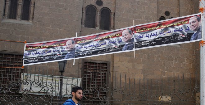 Cartel del presidente de Egipto, Abdel Fattah Al-Sisi, frente a una mezquita en el antiguo Cairo Islámico. /REUTERS
