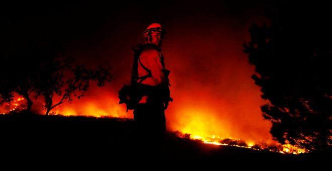 Un bombero trabaja en la extición de uno de los focos activos en Bonsall, Califirnia.- REUTERS/Mike Blake