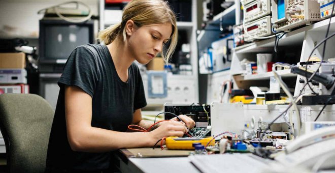 Una joven ingeniera trabaja en un laboratorio de robótica. (EFE)