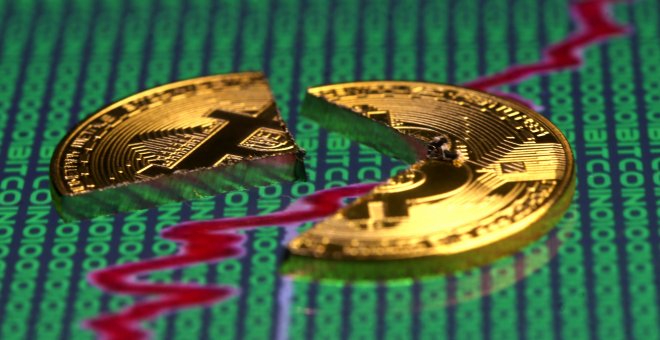 Una representación de una moneda bitcoin rota. REUTERS/Dado Ruvic