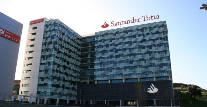 Los edificios de Banco Santander Totta y de Banco Popular en Lisboa.