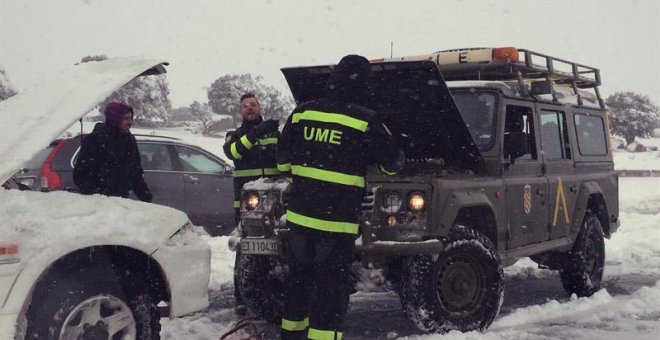 La Unidad Militar de Emergencias (UME) ayuda a un conductor retenido en la AP-6. | EFE