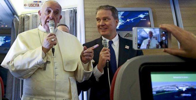 El papa Francisco (i) charla con periodistas a bordo del vuelo hacia Chile hoy, 15 de enero de 2018. /EFE