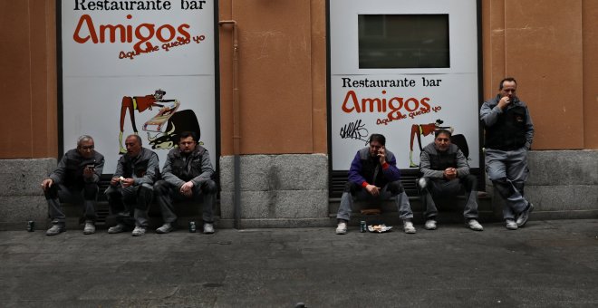 Varios trabajadores en un descanso, en el exterior de un restaurante en Madrid.. REUTERS/Susana Vera