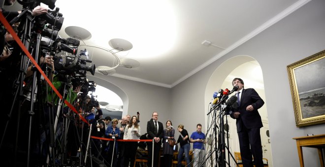 Carles Puigdemont, durante sus declaraciones a los periodistas en Copenhague, tras su reunión con varios parlamentarios daneses. REUTERS