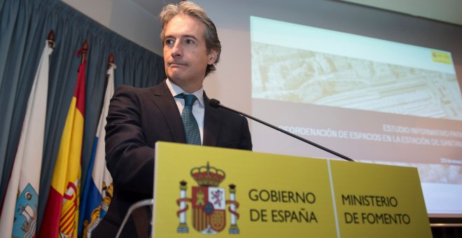 El ministro de Fomento, Iñigo de la Serna, durante un acto en Santander. EFE/ Pedro Puente Hoyos