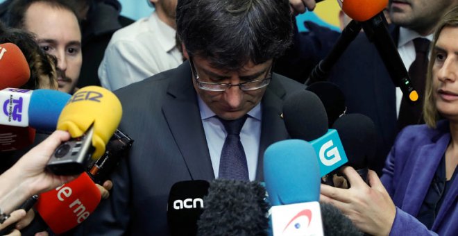 Puigdemont habla con los periodistas en Bruselas tras su encuentro con Roger Torrent. | YVES HERMAN (EFE)