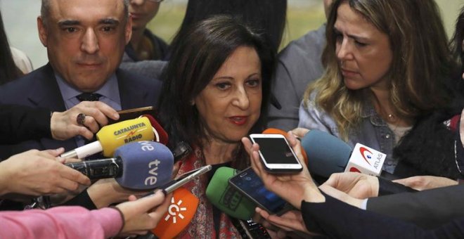 La portavoz del PSOE en el Congreso Margarita Robles, realiza declaraciones a su llegada a la Comisión para la evaluación y la modernización del Estado autonómico. EFE/Ballesteros