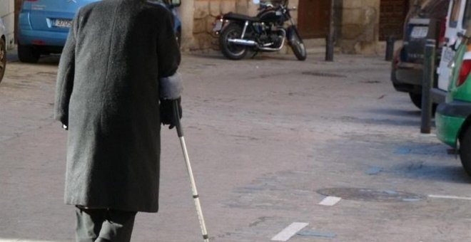 Una mujer mayor camina por una calle de Madrid. E.P.
