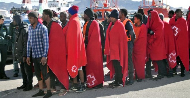 La Cruz Roja atiende en el puerto de Motril (Granada) a un grupo de 36 personas que viajaba en una patera. - EFE