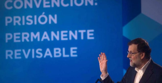 El presidente del Gobierno, Mariano Rajoy, interviene en la Convención Nacional del PP sobre la prisión permanente revisable que se celebró en Córdoba a principios de febrero de 2018. | RAFA ALCAIDE (EFE)
