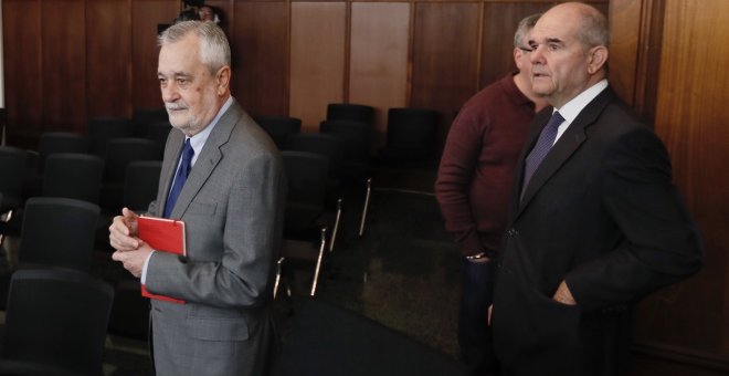 Los expresidentes socialistas José Antonio Griñán y Manuel Chaves, a la llegada a la sala de la Audiencia de Sevilla donde se ha reanudado el juicio de la pieza política del caso ERE. EFE/José Manuel Vidal