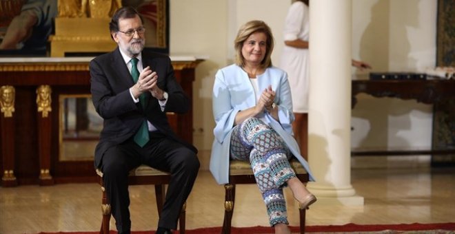 El presidente del Gobierno, mariano Rajoy, con la ministra de Empleo y Seguridad Social, Fátima Báñez, en el Palacio de la Moncloa. EUROPA PRESS