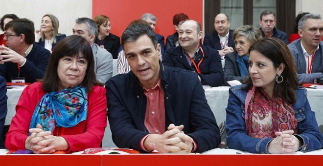 El secretario general del PSOE, Pedro Sánchez (c), junto a la presidenta, Cristina Narbona (i), y la vicesecretaria general, Adriana Lastra (d), durante la reunión del Comité Federal del partido que se celebra en Aranjuez (Madrid). EFE/ Paco Campos
