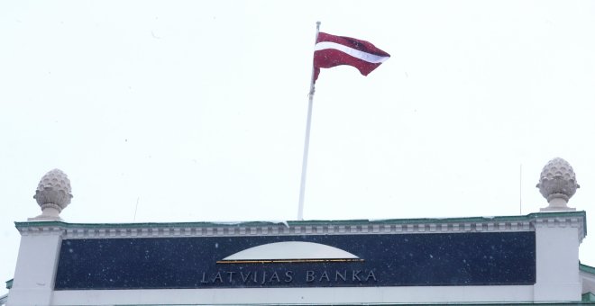La bandera de Letonia en la sede del Banco Central del país, en Riga. REUTERS/Ints Kalnins