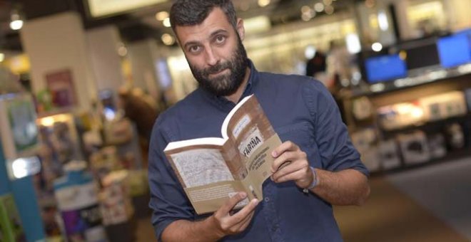 Nacho Carretero con su libro 'Fariña'.
