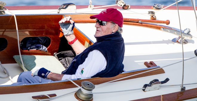 El rey emérito Juan Carlos I, a bordo de un barco de regatas.- EFE/ARCHIVPO