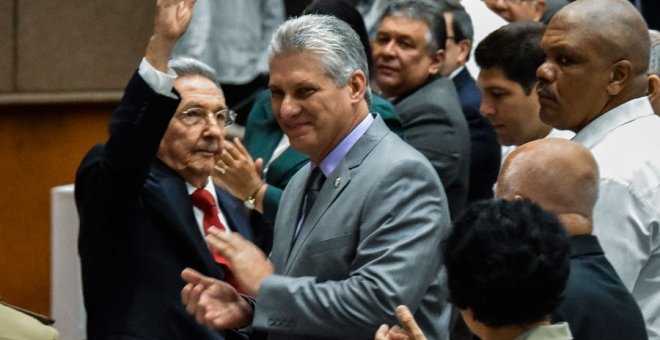 Miguel Díaz-Canel y Raúl Castro, este miércoles en la Asamblea Nacional del Poder Popular de Cuba. AFP
