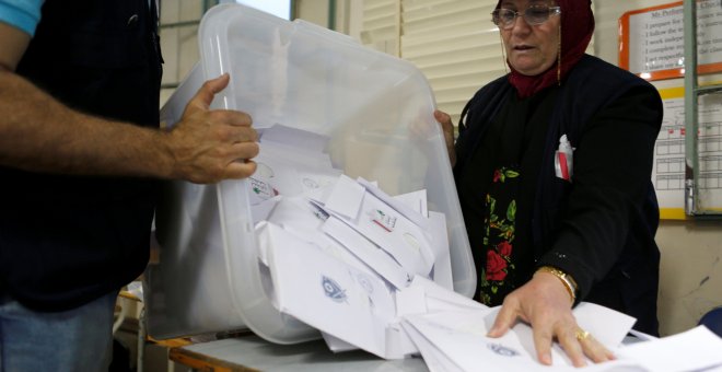 Un funcionario electoral libanés vacía una urna después de que la mesa electoral cerró durante las elecciones parlamentarias del Líbano/Reuters