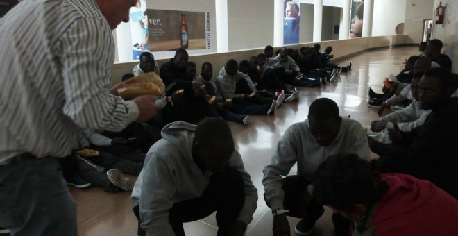 Voluntarios y ONGs reparten alimentos a los 54 migrantes abandonados en la estación de autobús de Granada.- AYUNTAMIENTO DE GRANADA