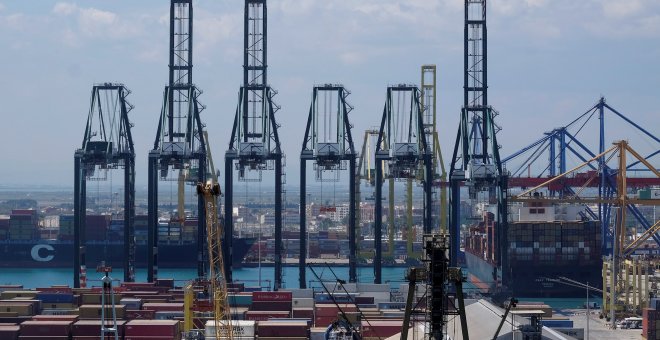 Grúas y contenedores en la terminal de carga del Puerto de Valencia. REUTERS/Heino Kalis