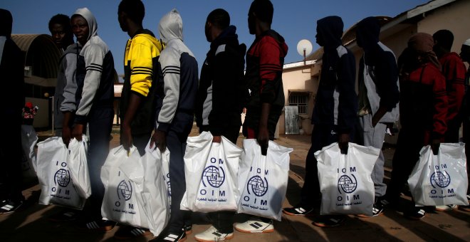 Un grupo de personas migrantes, de origen gambiano, se embarca en un vuelo de retorno voluntario a su países desde Libia, gestionado por la OIM.- REUTERS/Luc Gnago/File Photo