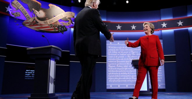 Hillary Clinton saludando a Donald Trump durante el primer debate presidencial en septiembre de 2016. /REUTERS