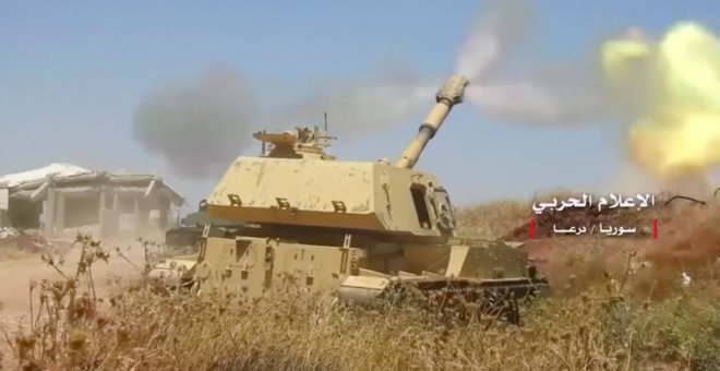 Un tanque sirio dispara en la provincia de Deraa. ARCHIVO/REUTERS