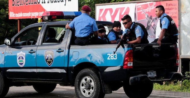 La Policía bloquea una de las entradas a Masaya. (OSWALDO RIVAS | EFE)