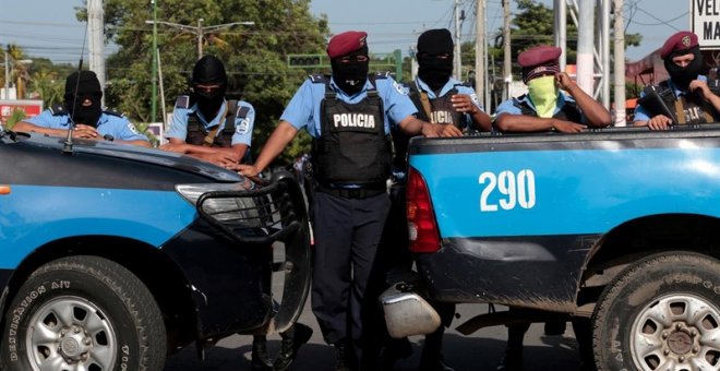 Agentes de policía bloquean la entrada de una iglesia católica en Managua. REUTERS