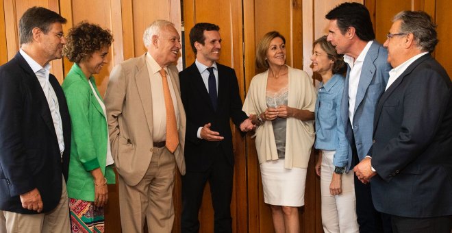Pablo Casado, candidato a la Presidencia del PP, acompañado por algunos de los exministros de Mariano Rajoy que apoyan su candidatura, en una comida celebrada este jueves.