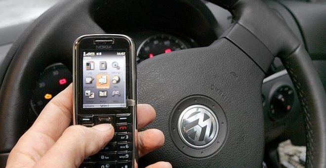 Imagen de archivo de un usuario utilizando el móvil en el coche/Reuters